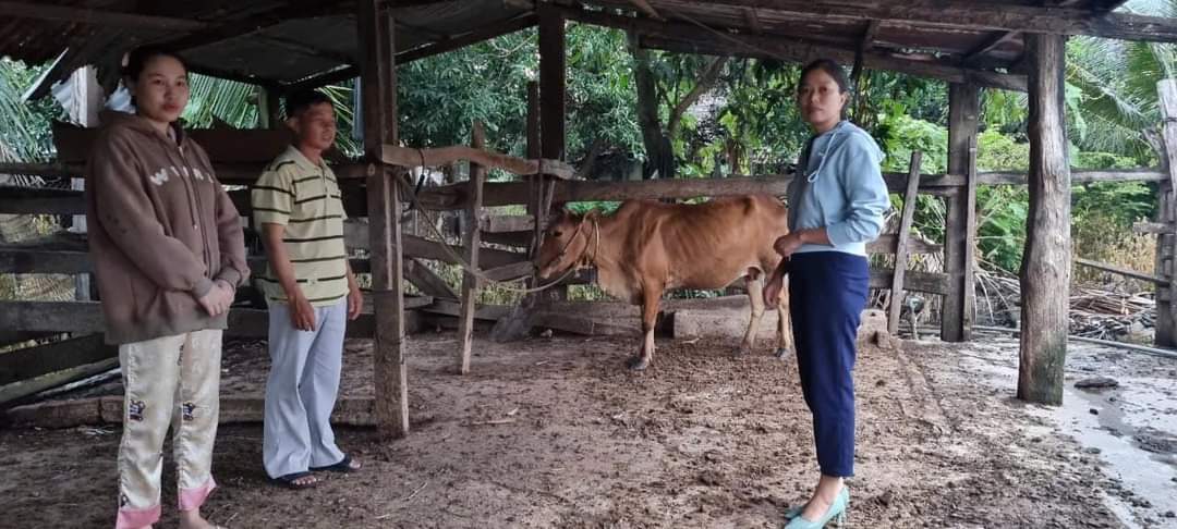 Trao mô hình sinh kế cho người dân